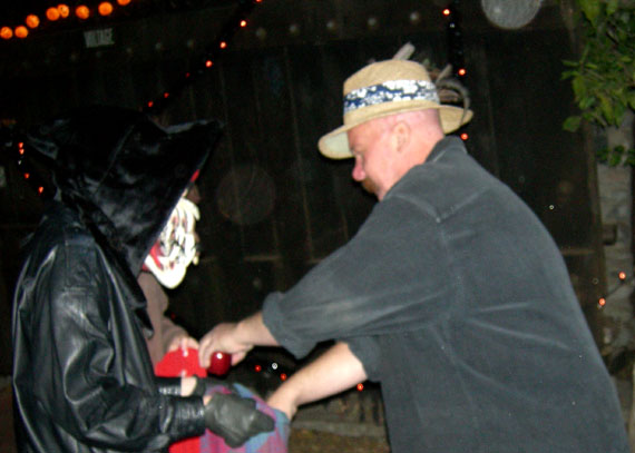 Dale Fulton distributes apples at Rubel Castle for Halloween 2006 pharmtrickrtreat_061031.010