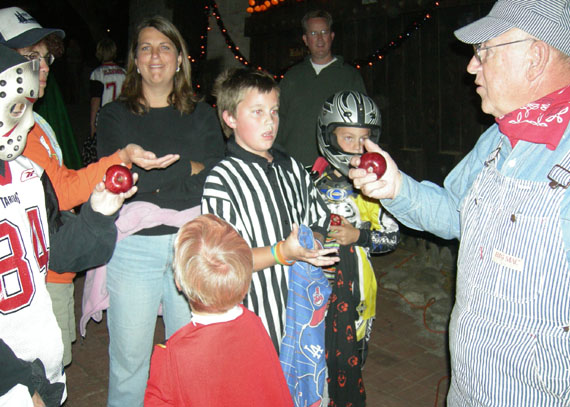 Jesse Tomory teaches the kids about apples at Rubel Castle, 2006 pharmtrickrtreat_061031.013