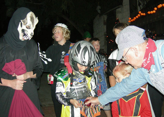 Halloween at Rubel Castle, Happy Tricker Treaters with Jesse Tomory, 2006 pharmtrickrtreat_061031.017