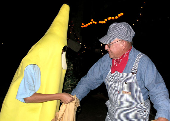 Halloween at Rubel Castle, Jesse Tomory with Apples and Banana, 2006. pharmtrickrtreat_061031.021